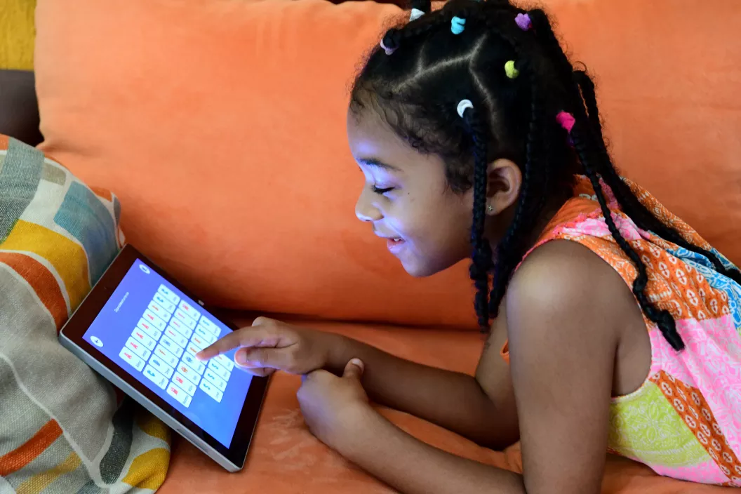 A 7 years old girl, is studying at home, in Abidjan, in the South of C&ocirc;te d'Ivoire